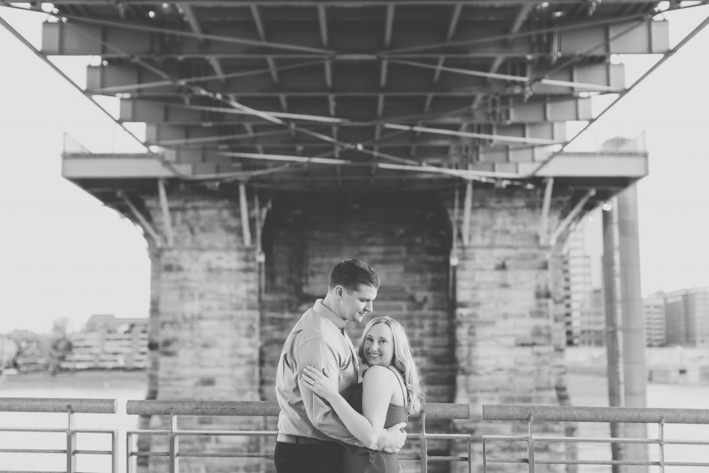 Alexa + Christian - Smale Riverfront Park Engagement