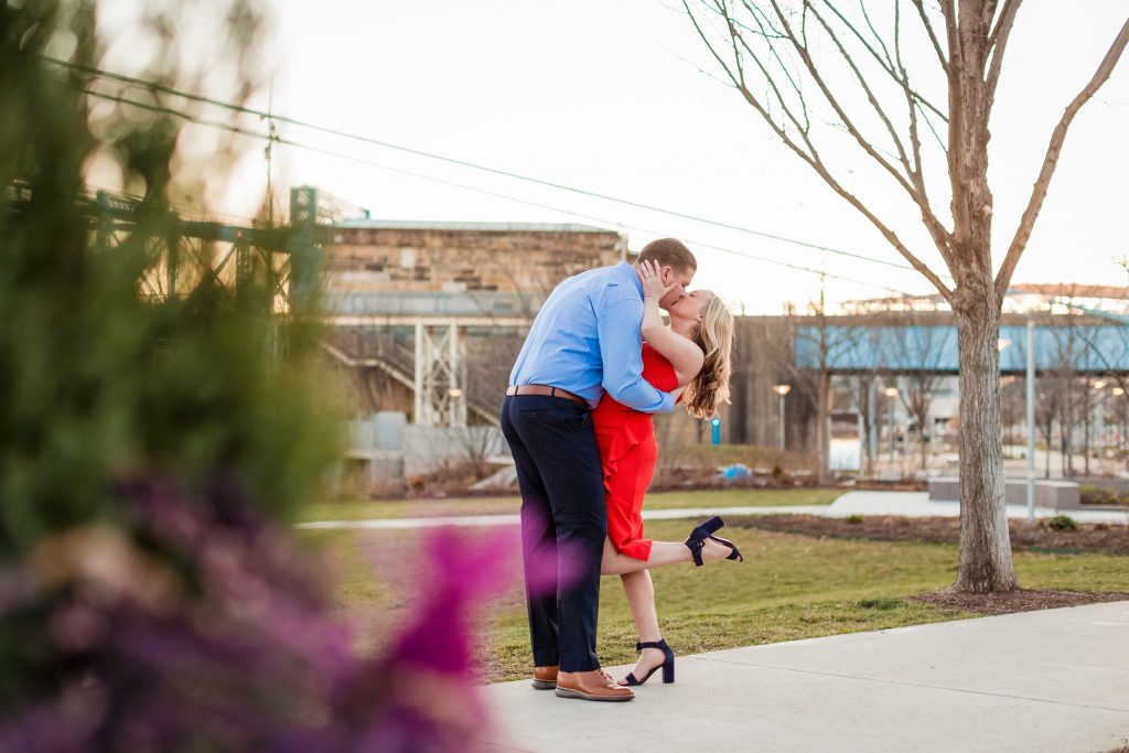 Alexa + Christian - Smale Riverfront Park Engagement